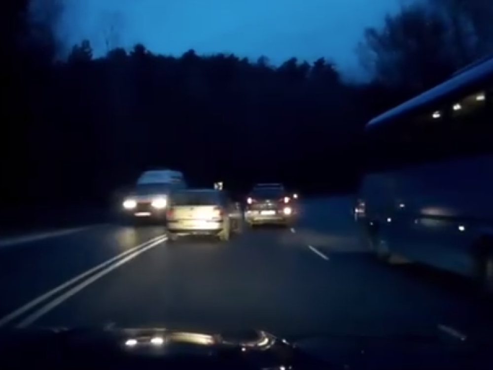 Polícia zverejnila šokujúce video nezodpovedného vodiča, ktorý ohrozil životy ostatných účastníkov cestnej premávky 