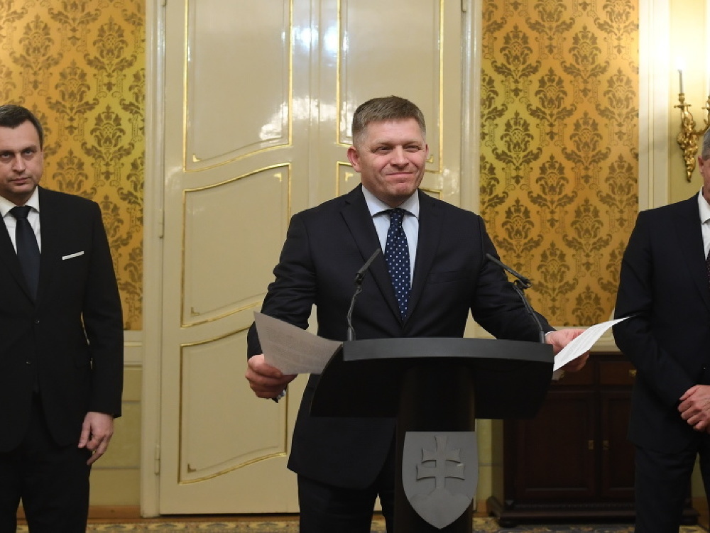 Na snímke zľava predseda SNS Andrej Danko, predseda strany Smer-SD a premiér SR Robert Fico a predseda Most-Híd Béla Bugár