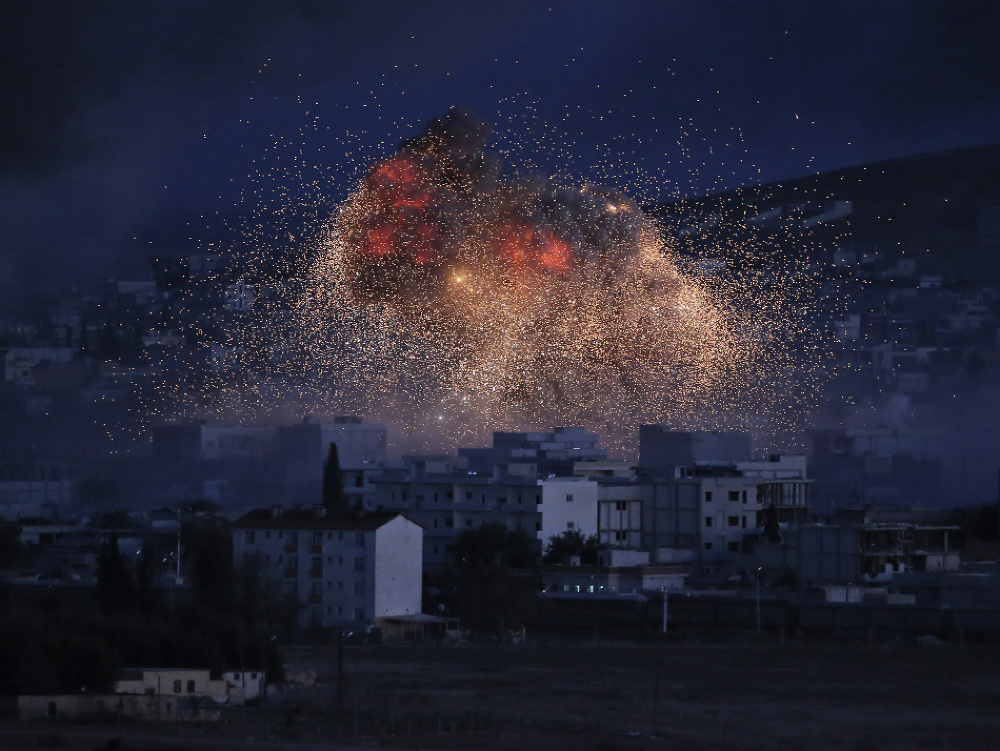 Sýrske mesto počas leteckého náletu.