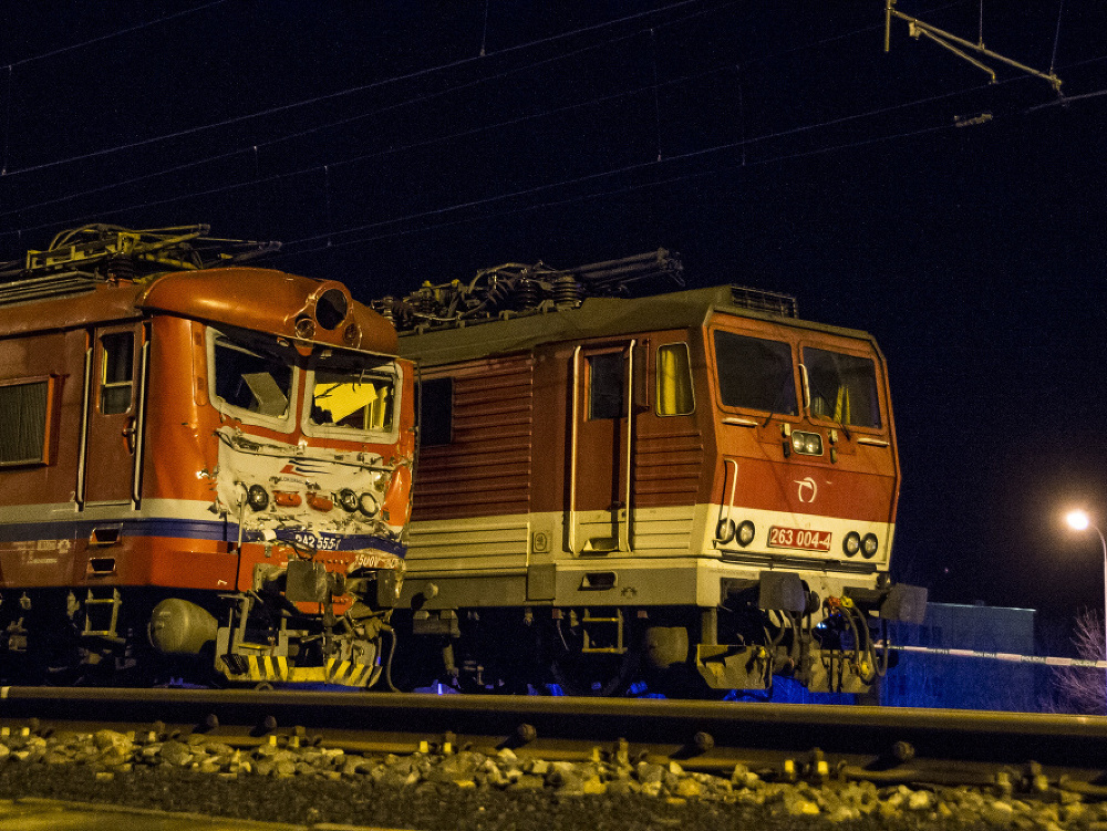 Na snímke záchranári a cestujúci z havarovaného vlaku v Pezinku 16. marca 2018.