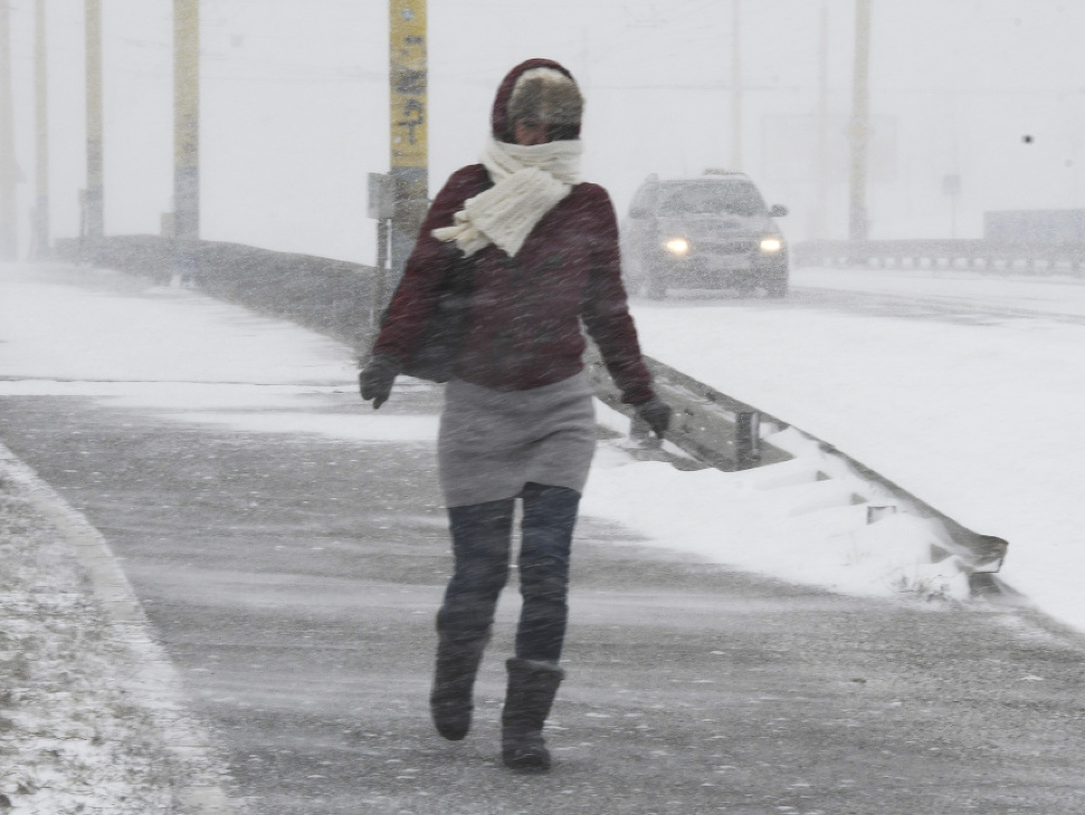 Na snímke kalamitná situácia v uliciach Košíc, spôsobená silným vetrom a snežením 