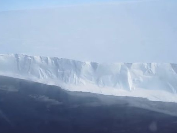 Ross ice shelf je hrubý niekoľko sto metrov