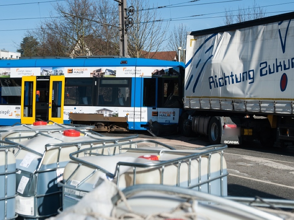 Na snímke zrážka električky a nákladného auta v stredonemeckom meste Kassel.