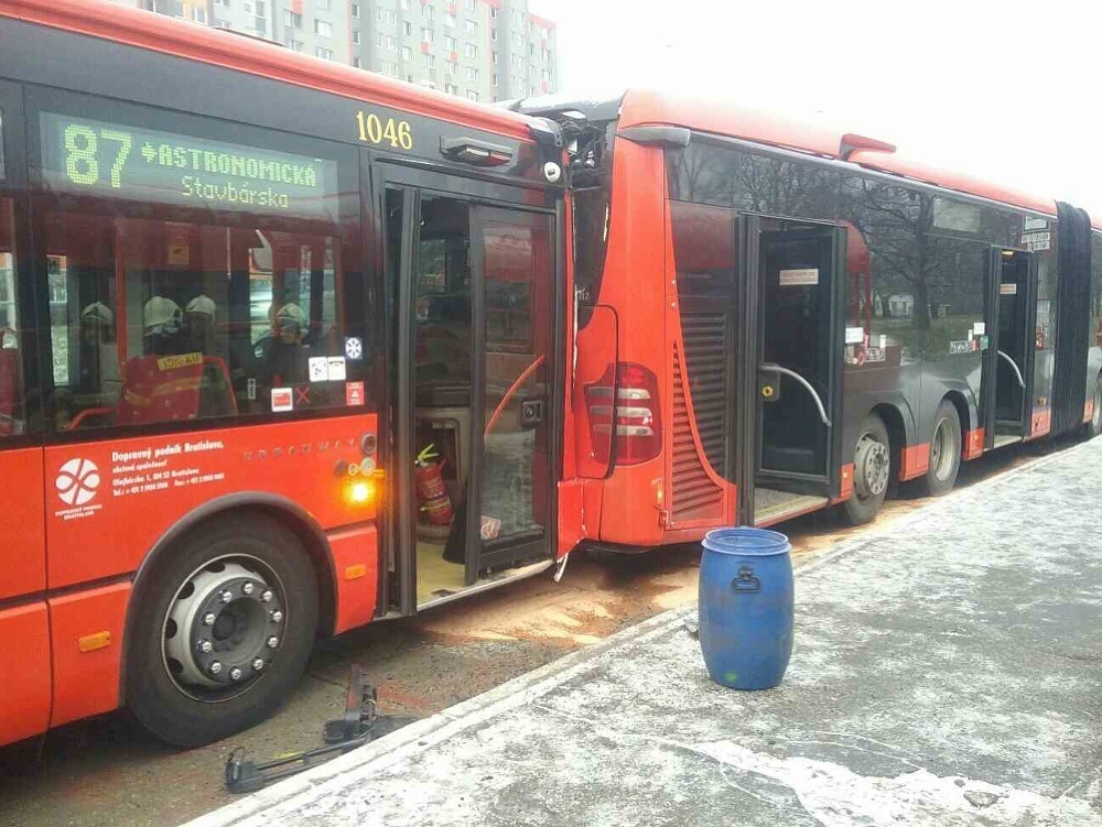 V Bratislave sa zrazili autobusy 