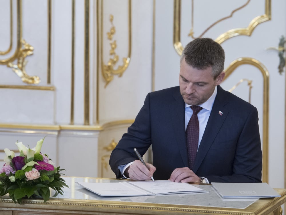 Novovymenovaný predseda vlády SR Peter Pellegrini (Smer-SD) podpisuje menovací dekrét v Prezidentskom paláci.