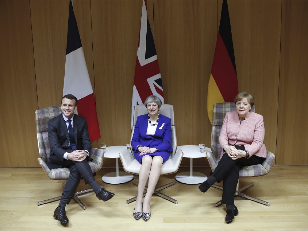 Zľava Emmanuel Macron, Theresa Mayová a Angela Merkelová