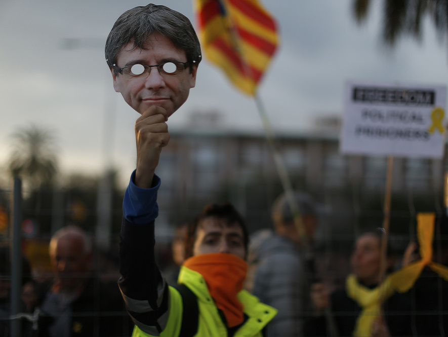 Protestujúci s maskou Carlesa Puigdemonta