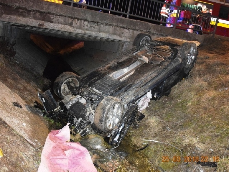 Zdemolované auto, v ktorom zahynul 26-ročný vodič.