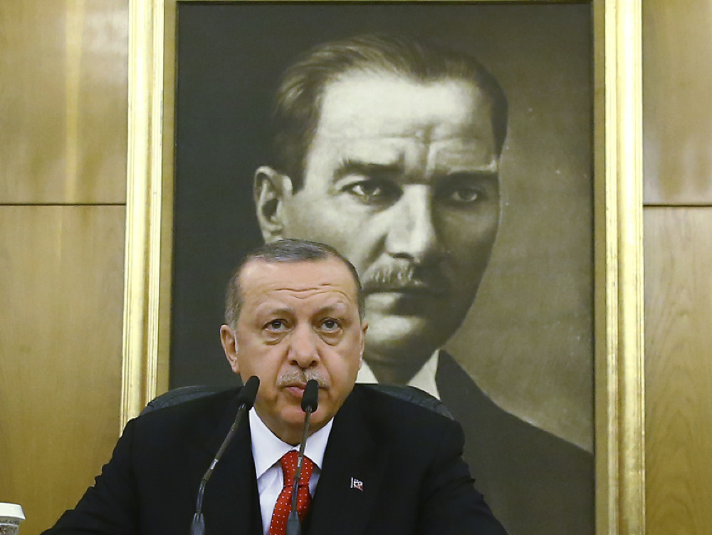 Recep Tayyip Erdogan reční pred odchodom do Bulharska, za ním je portrét Mustafu Kemal Ataturka - otca moderného Turecka.