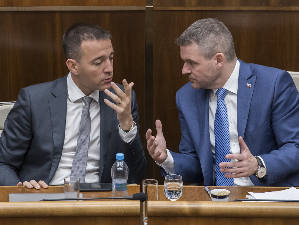 Na snímke vpravo premiér SR Peter Pellegrini a vľavo minister vnútra SR Tomáš Drucker