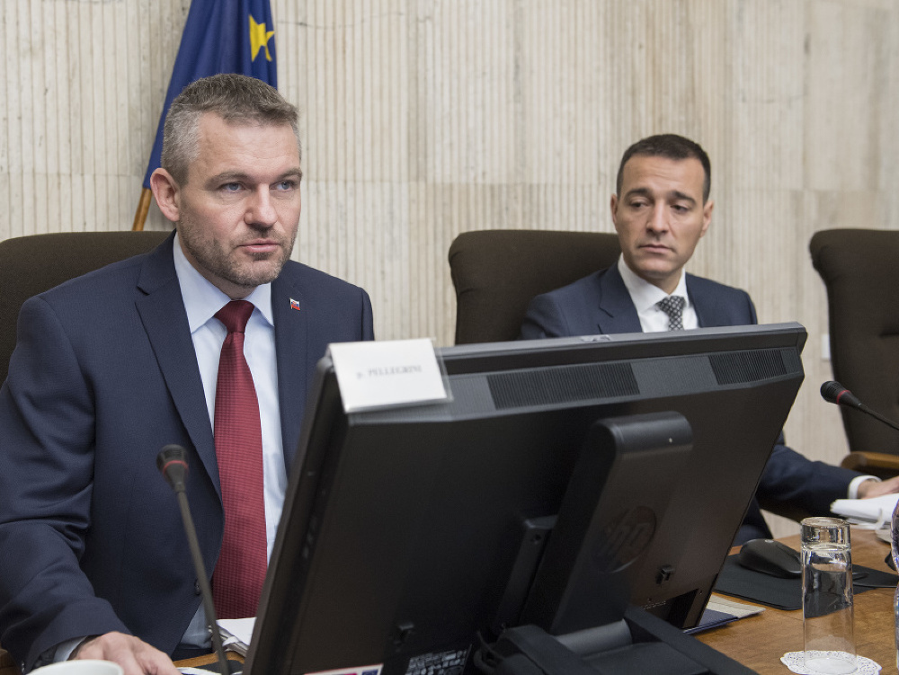 Na snímke vpravo predseda vlády SR Peter Pellegrini a vľavo minister vnútra SR Tomáš Drucker