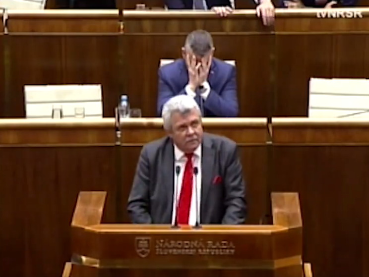 Vystúpenie Petra Marčeka v parlamente sa zmenilo na tragikomédiu.