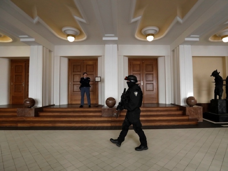 Väzenská stráž prechádza pred súdnou sieňou v rámci odvolania Jevgenija Nikulina z Ruska