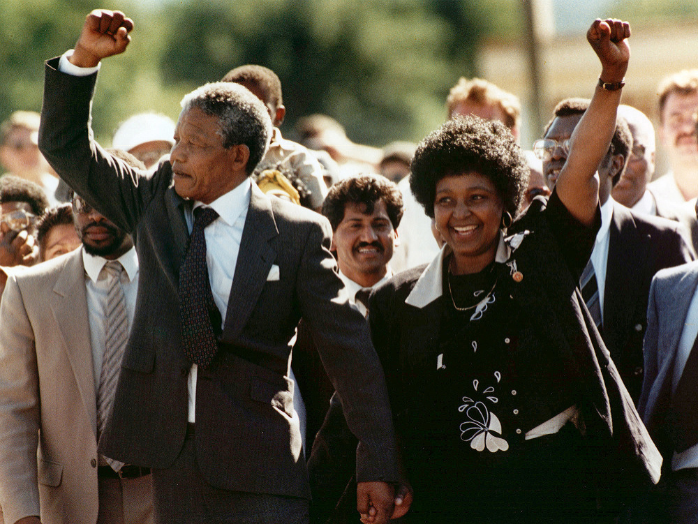 Na archívnej snímke z 11. februára 1990 Nelson Mandela (vľavo) a jeho manželka Winnie.