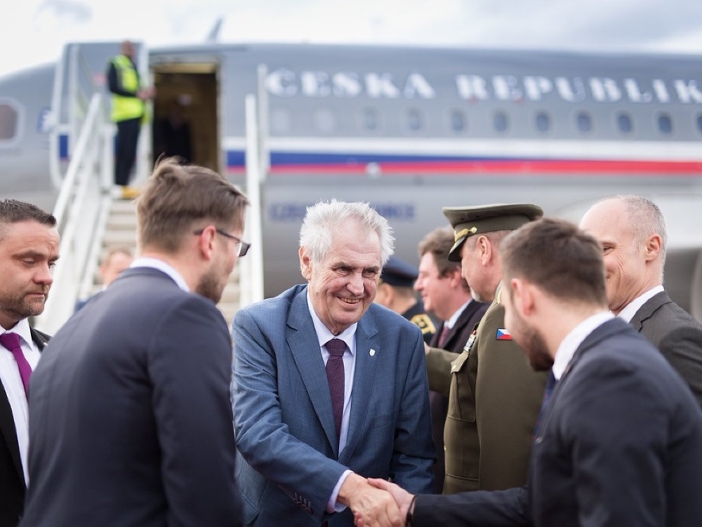 Miloš Zeman priletel na Slovensko