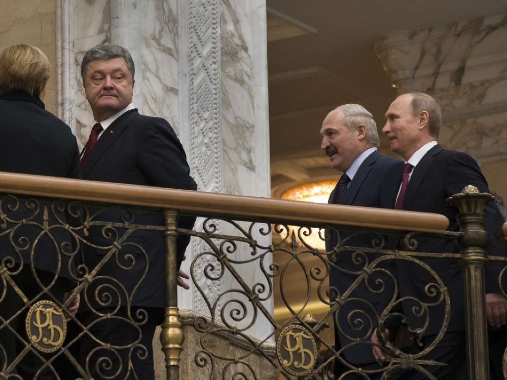 Ukrajinský prezident Petro Porošenko sa obzerá na ruského prezidenta Vladimira Putina.