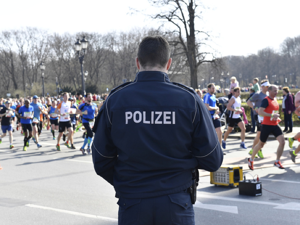 Policajt hliadkuje pri polmaratóne.
