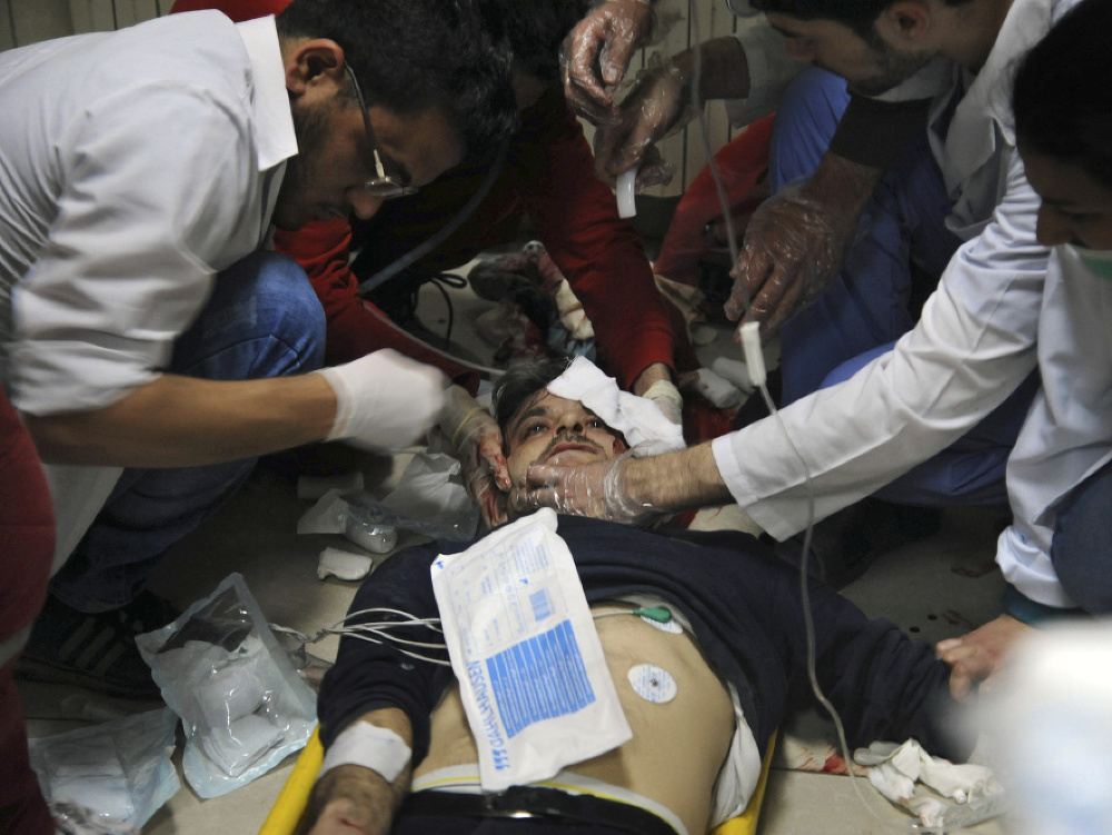 Lekári ošetrujú zranených v meste Dúmá.