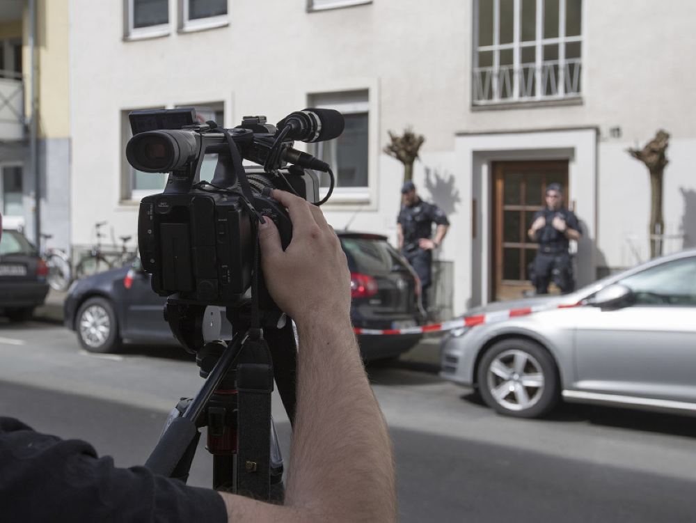 Policajti stoja pred obytným domom, v ktorom žil páchateľ útoku dodávkou na sediacich ľudí v centre Münsteru.