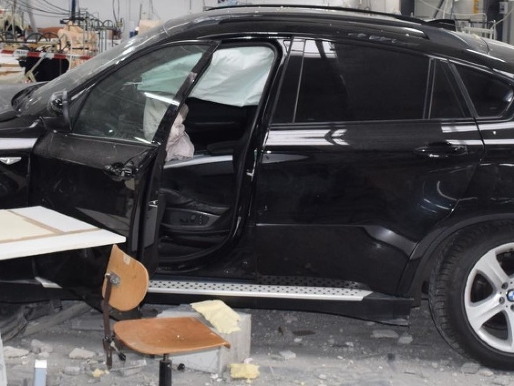 Vodič v BMW prebúral stenu súkromnej firmy a zranil v nej dve pracovníčky.
