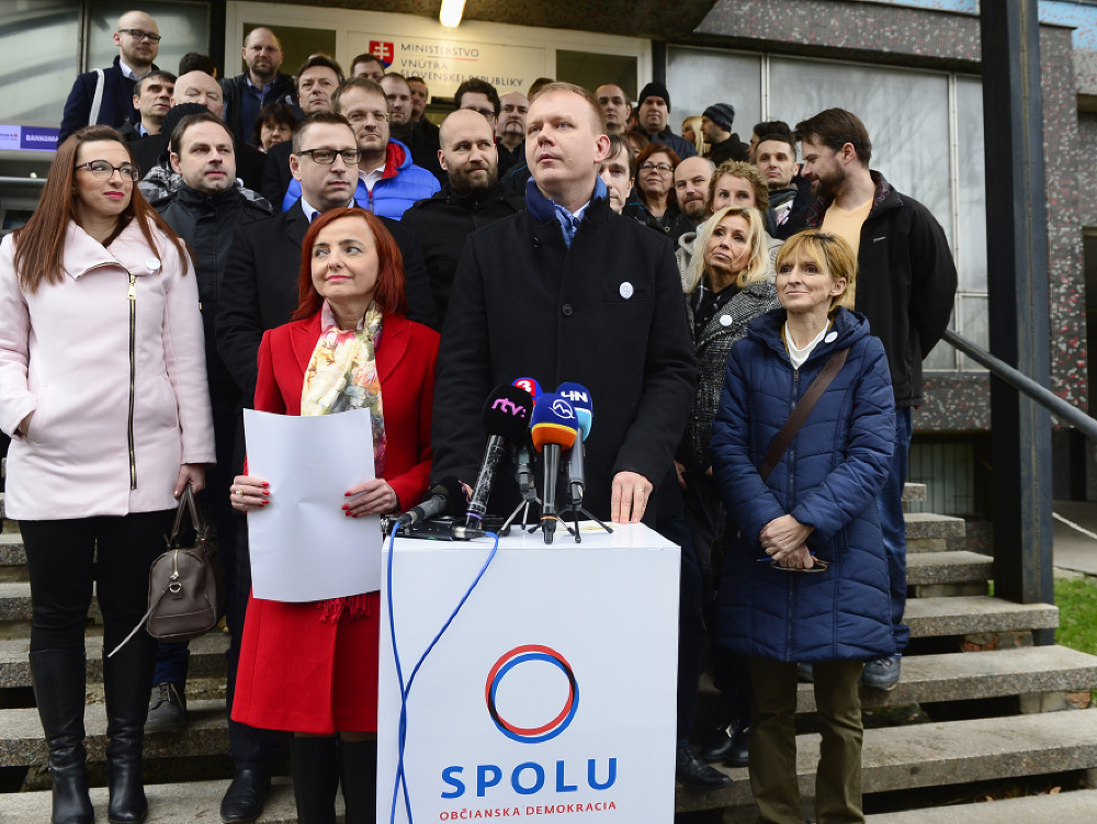 Na snímke v strede líder strany Spolu - občianska demokracia Miroslav Beblavý.