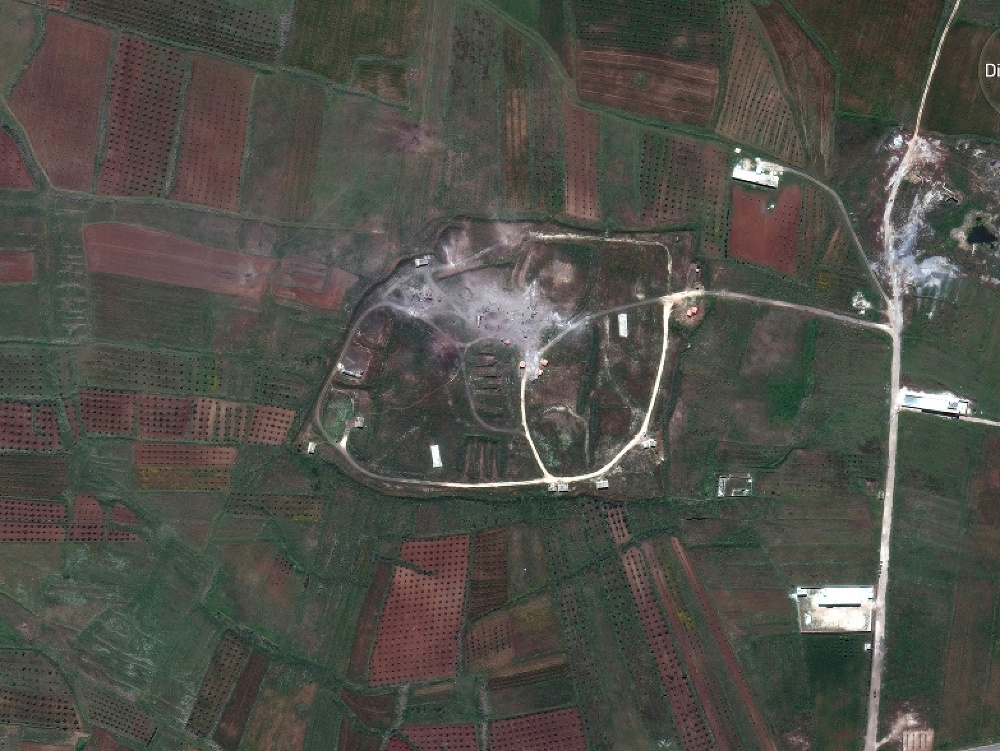 Americké ministerstvo obrany zverejnilo satelitné snímky Sýrie pred a po spojeneckom útoku. 