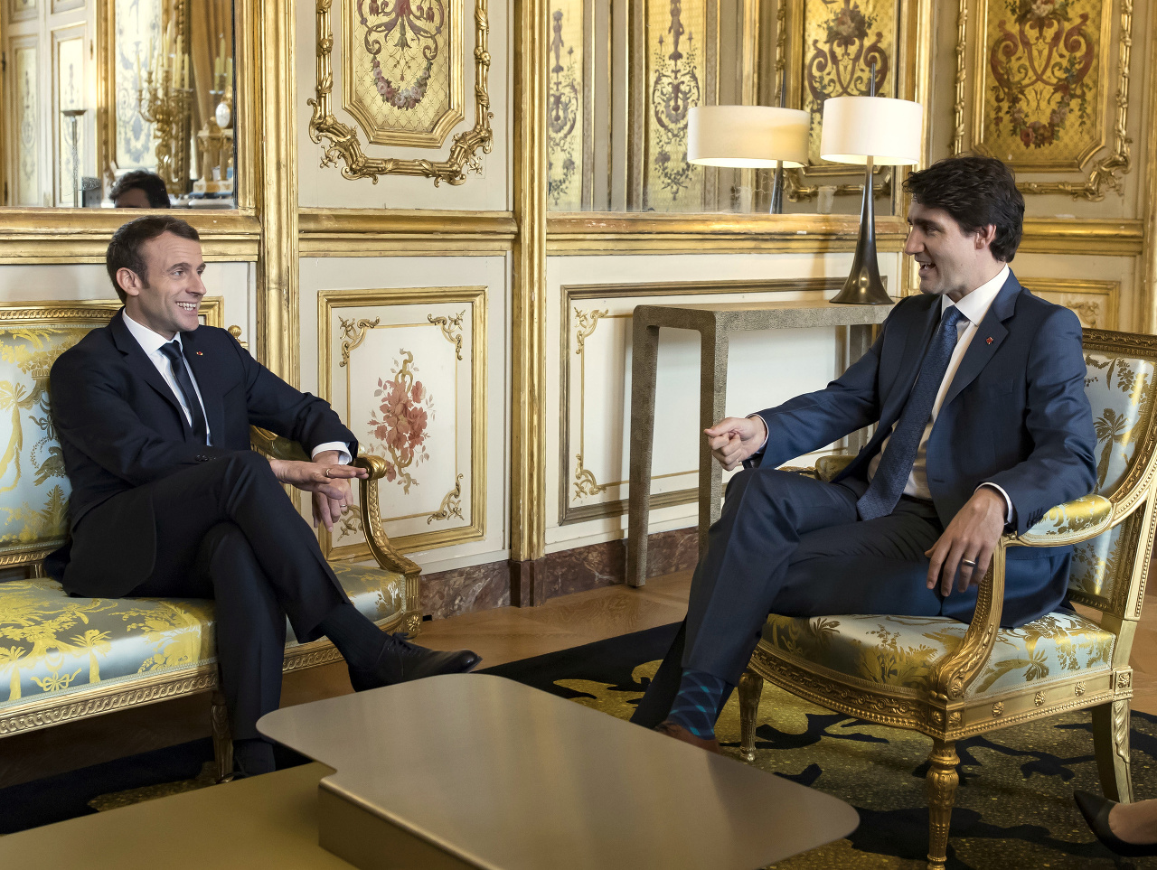 Francúzsky prezident Emmanuel Macron (vľavo) sa rozpráva s kanadským premiérom Justinom Trudeauom počas ich stretnutia v Paríži
