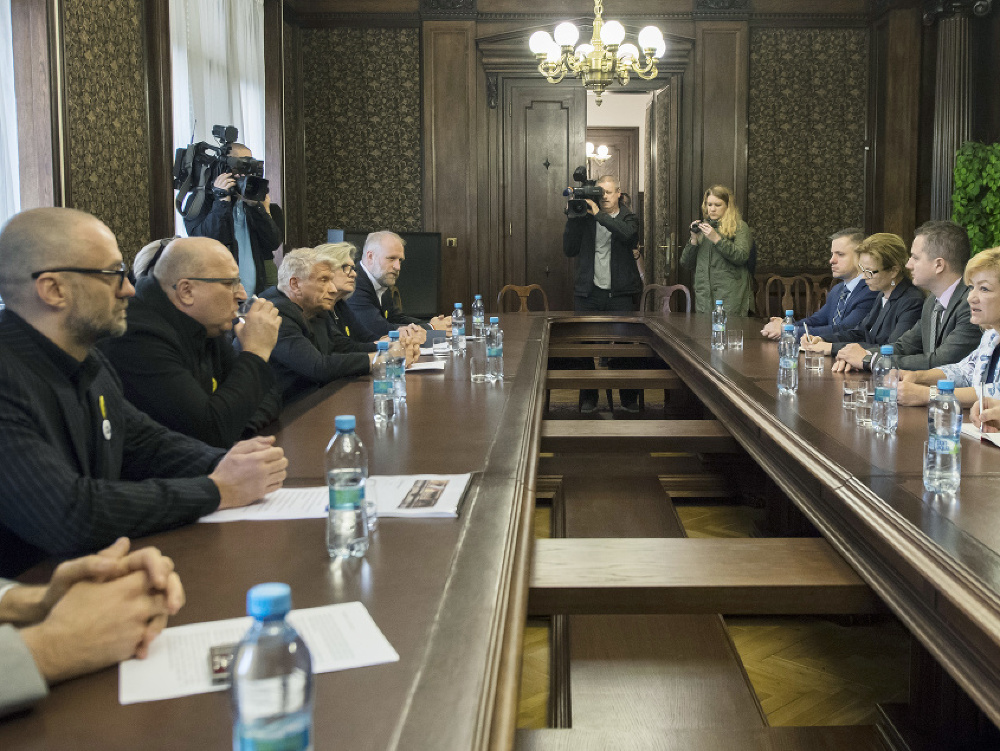 Na snímke vpravo ministerka kultúry SR Ľubica Laššáková počas stretnutia so signatármi výzvy Žiadame okamžitý kultúrny reparát!