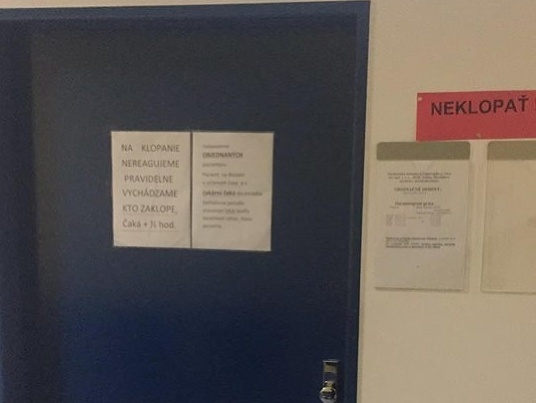 Nápis na dverách psychiatrickej ambulancie v Nitre.