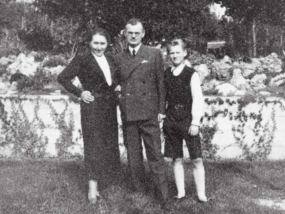 Mária Janšáková s manželom a synom v septembri 1937.