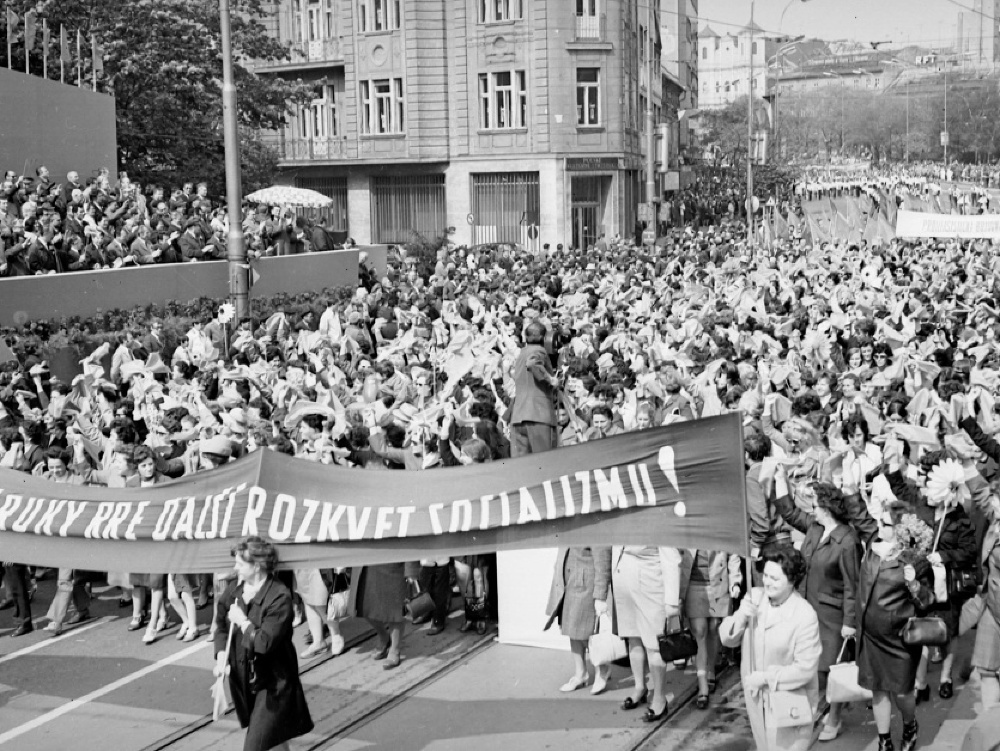 Oslavy 1. mája 1972 v Bratislave. Účastníci sprievodu pozdravujú straníckych, štátnych predstaviteľov a ďalších hostí na tribúne. 