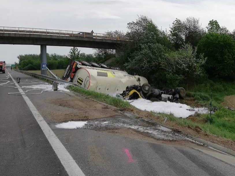 Dopravná nehoda pri Dubnici nad Váhom sa stala 30.4. na diaľnici D1