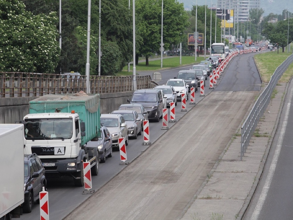 Hlavné mesto začalo s opravou viacerých komunikácií.