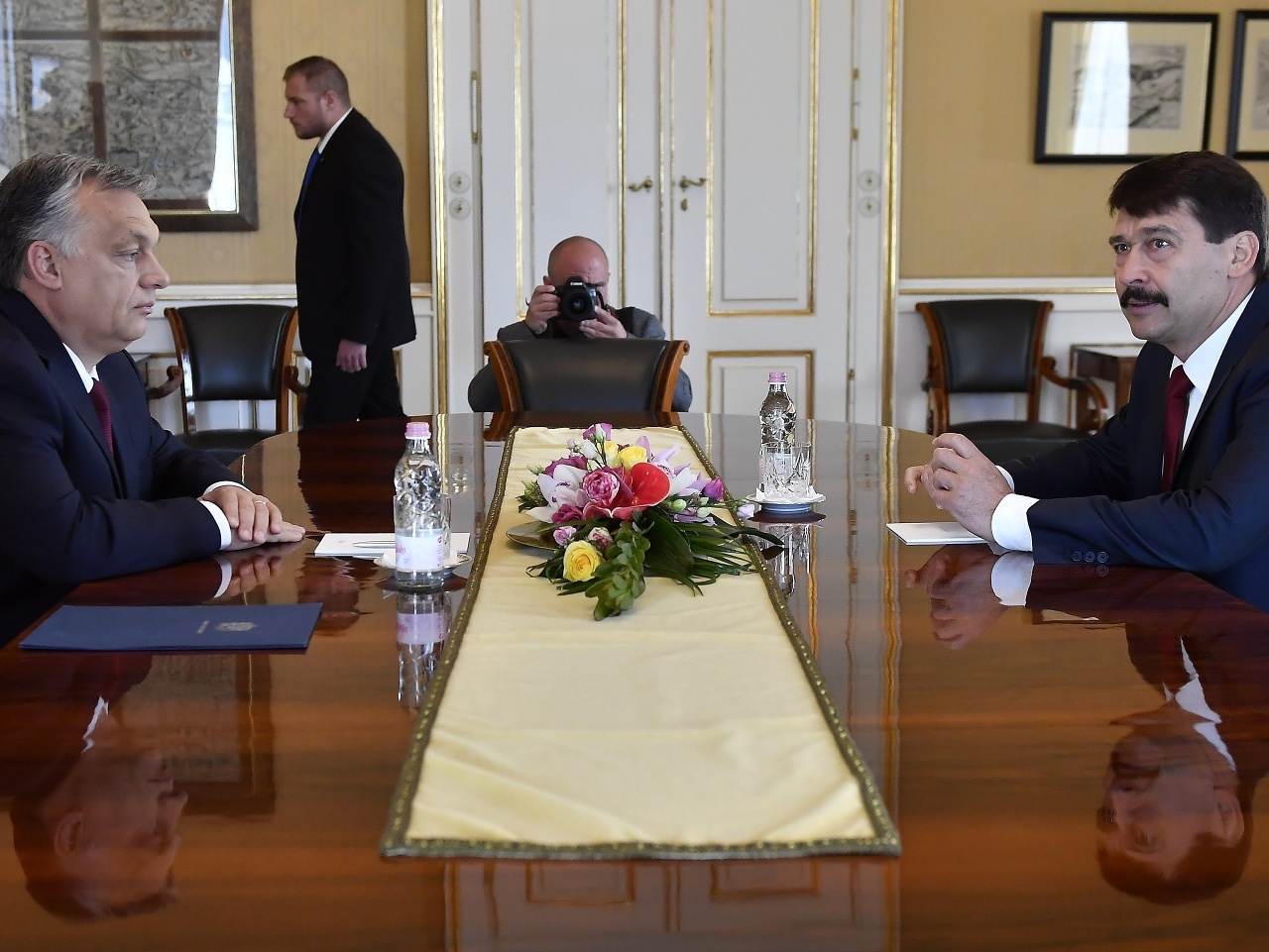 Maďarský prezident János Áder (vpravo) a maďarský predseda vlády Viktor Orbán počas stretnutia deň pred inauguráciou nového kabinetu Viktora Orbána