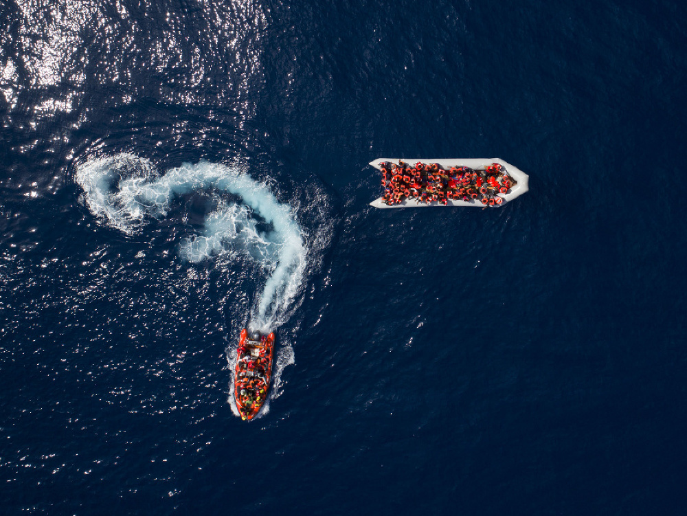 V pobrežných vodách Líbye zastavili viac než 300 migrantov