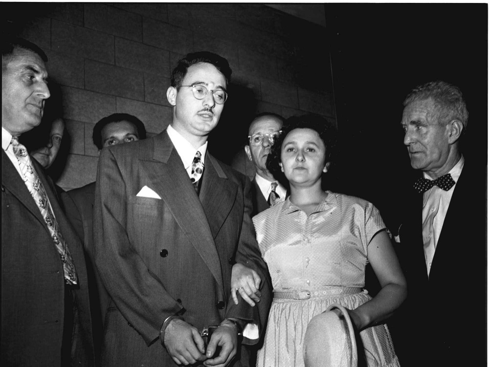 Julius a Ethel Rosenbergovci v putách počas súdneho pojednávania