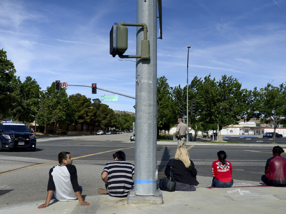 Stredná škola v Palmdale, pred ktorou čakajú študenti po streľbe