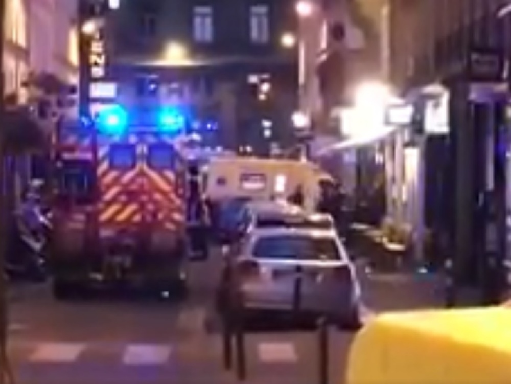 Neznámy útočník bodal do ľudí v Paríži