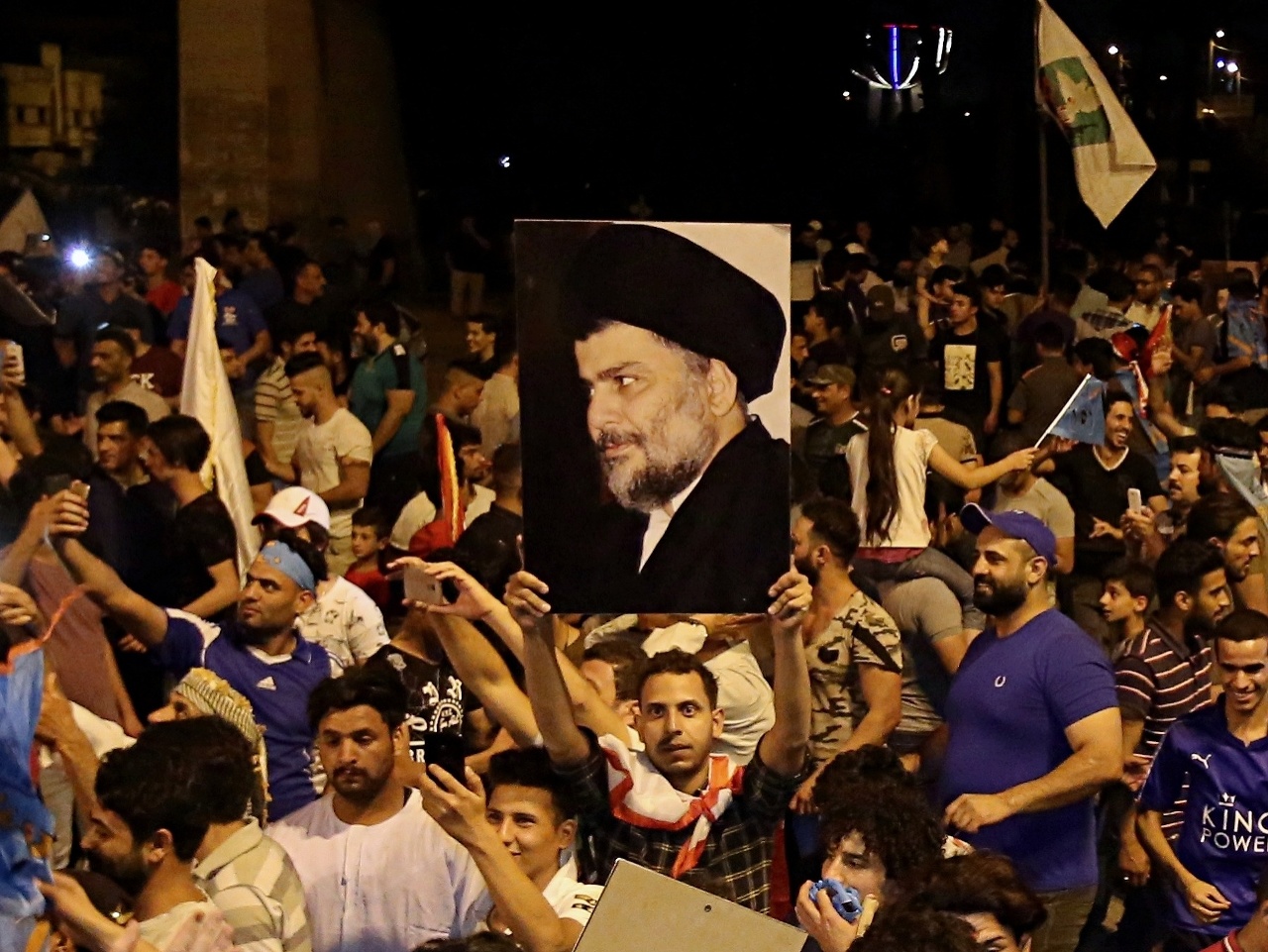 Stúpenci šiitského duchovného Muktadu as-Sadra oslavujú na Námestí Tahrír v Bagdade.
