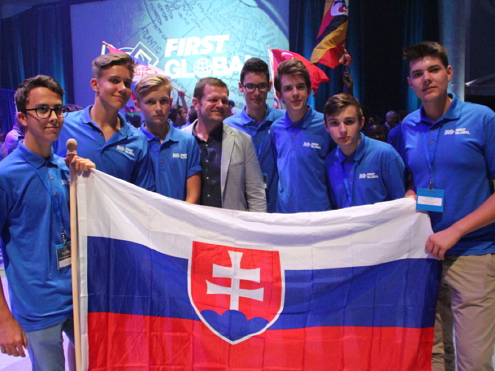 Tím piatich stredoškolákov bude reprezentovať Slovensko na medzinárodnej robotickej olympiáde v Mexiku. 