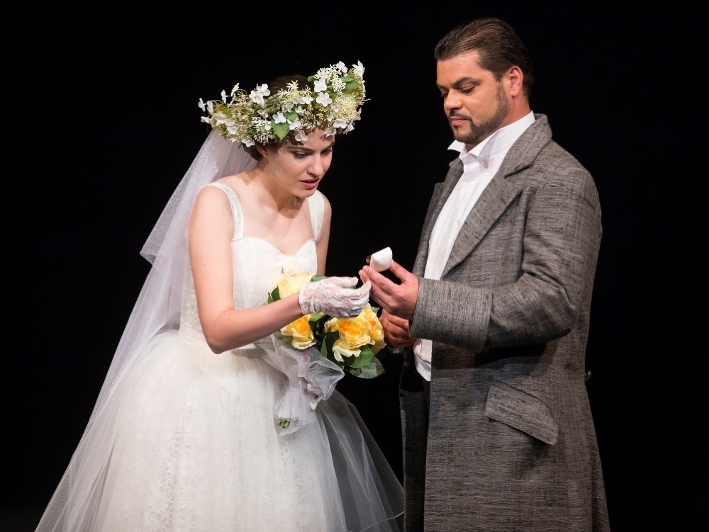Adriana Banásová ako Zerlina a Marek Gurbaľ ako Don Giovanni v novom naštudovaní opery Don Giovanni v Štátnom divadle Košice.