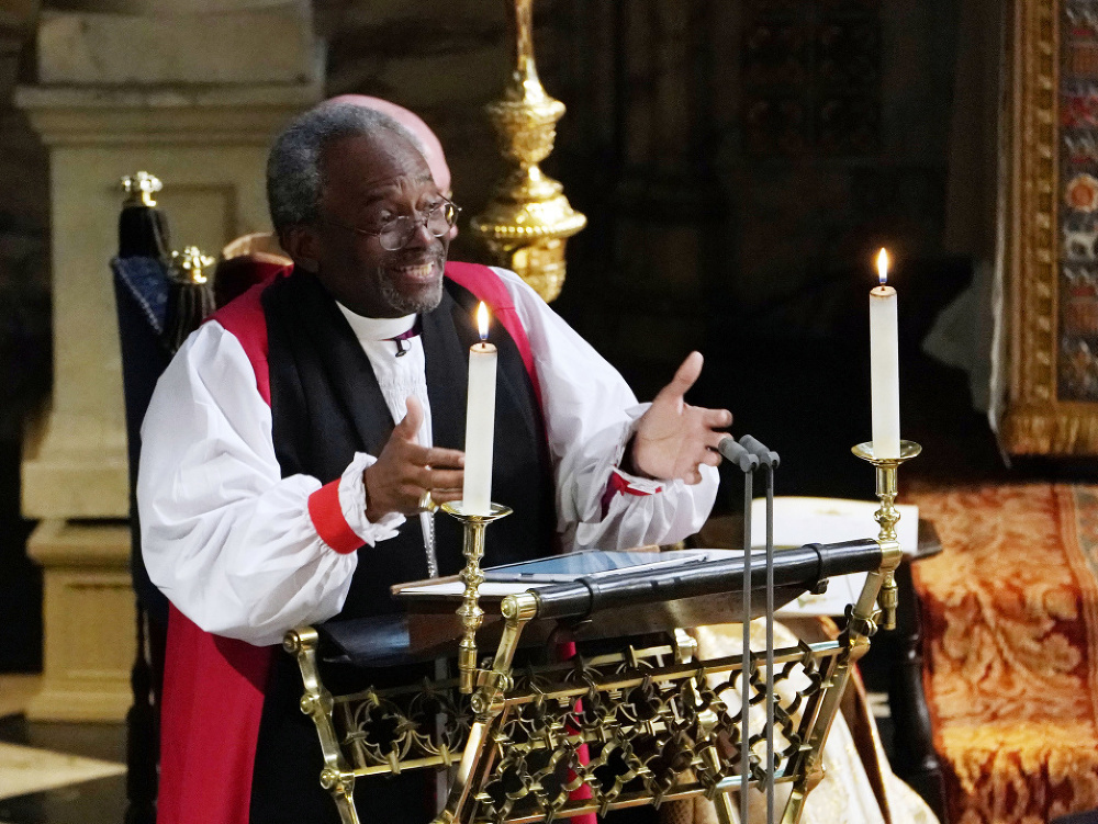 Americký biskup Michael Curry počas kázne na kráľovskej svadbe princa Harryho. 