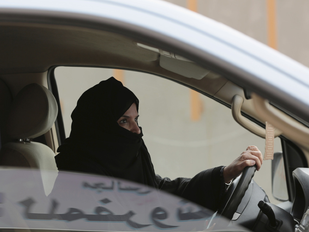 Žena šoféruje auto v Saudskej Arábii, na protest proti zatknutiu aktivistiek za práva žien, ktoré zatkli minulý týždeň. 