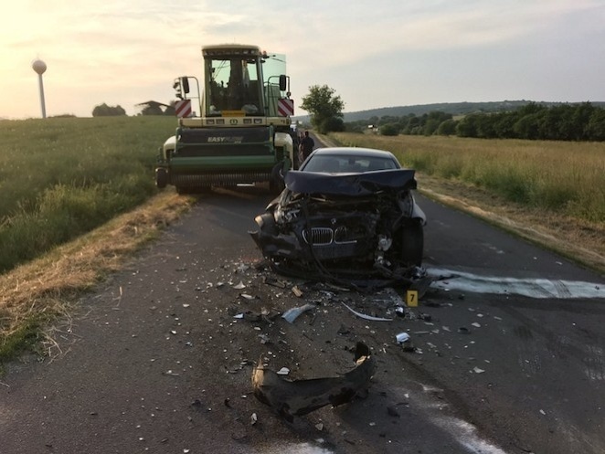 Vodič na BMW-čku sa čelne zrazil so škodou.