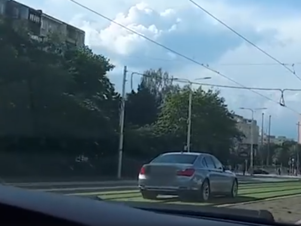 Vodič BMW jazdil po električkových koľajniciach v Košiciach. 