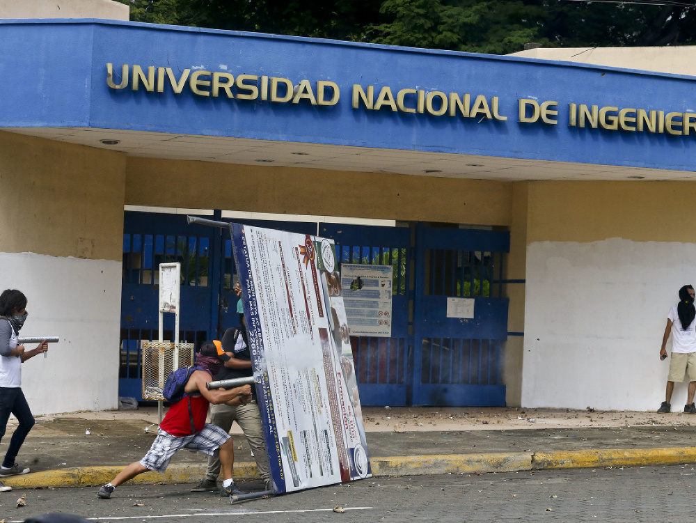 V Nikarague pretrvávajú veľké protesty. Útok na Univerzitu, ktorú obsadili študenti si vyžiadali minimálne jednu obeť a 41 zranených. 