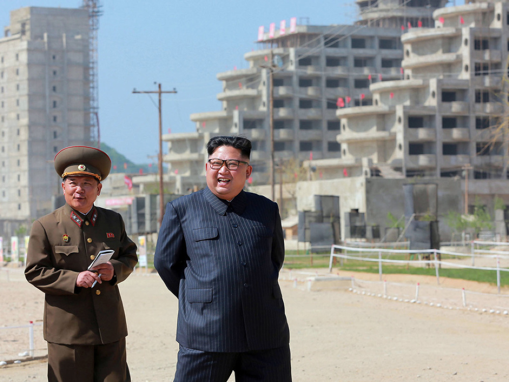 Kim Čong-un (vpravo) kontroluje mesto Wonsan-Kalma v Severnej Kórei. 