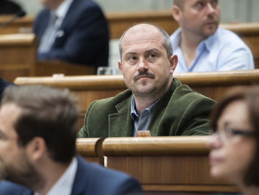 Poslanec a predseda strany ĽS-NS Marián Kotleba počas rokovanie v NR SR. 