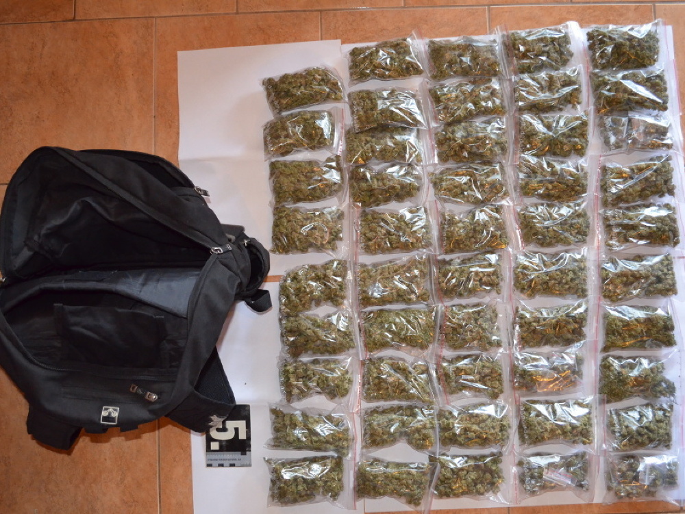 Mladík pri sebe prechovával viac ako 4200 dávok marihuany. Policajti mu ich zadržali. 