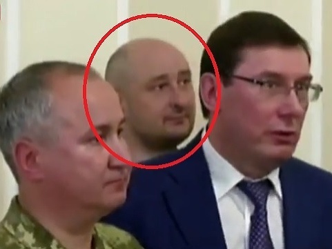 Ruský novinár Arkadij Babčenko žije. Objavil sa dnes na tlačovej konferencii.